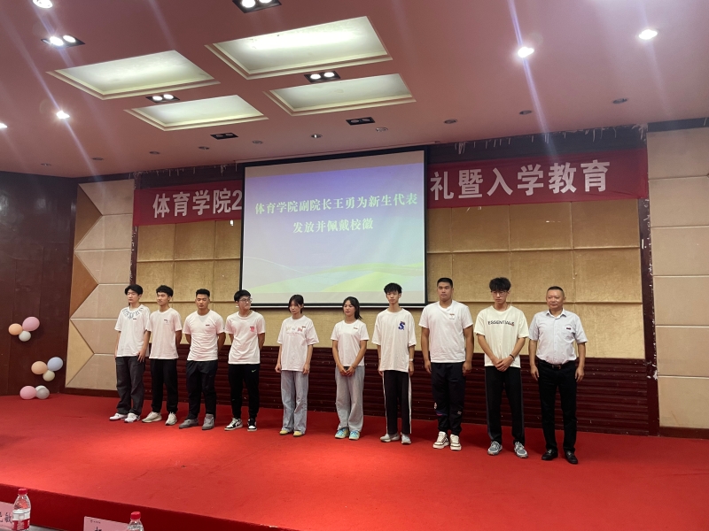 MUNm_1725876813917073109.jpg 赠校徽.jpg