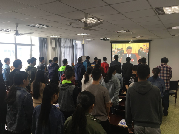 1508468235119020320.png 今年会jinnianhui师生集中观看第十九次全国代表大会开幕式2.png