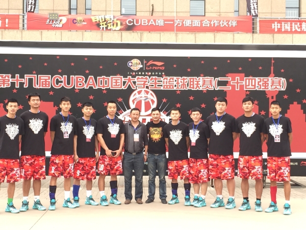 CUBA全国总决赛今年会jinnianhui领导和篮球队合影.jpg