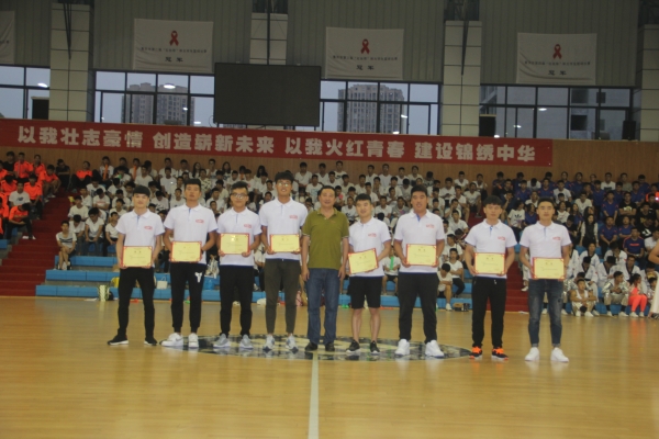 1530192014886080430.jpg 校友联络员授证合影.jpg