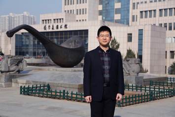 说明: E:\李帅-文件\2019\分党委秘书工作\学院党建工作\不忘初心 牢记使命-raybet最佳电子竞技平台优秀共产党员材料\两优一先二次上报材料\王立剑-证件照和工作照\公管王立剑-工作照.jpg